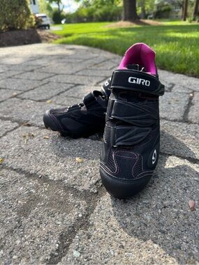 Excellent Condition - Giro Women's Riela Cycling Shoes with Hardware. Size 8.5
